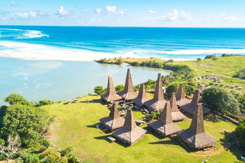 Indonesia: vista aérea de las casas tradicionales de Ratenggaro en Sumba Oriental
