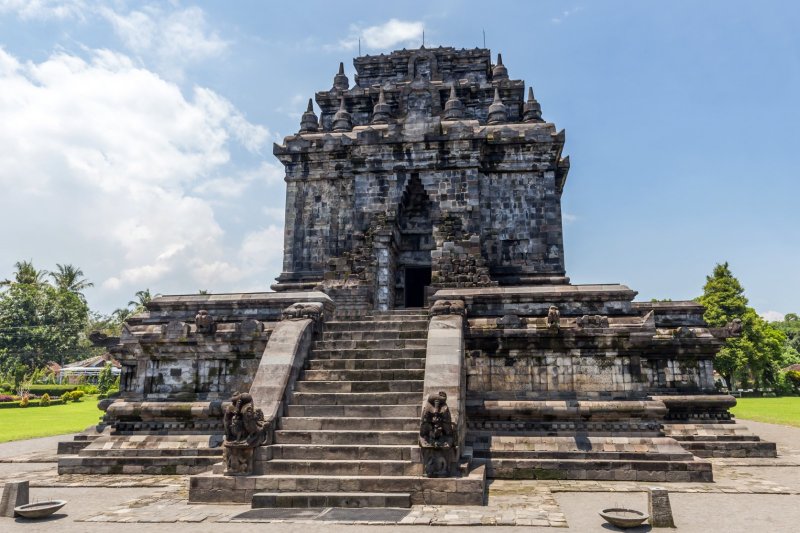 Indonesia: templo budista de Mendut cerca de Borobudur, en Magelang