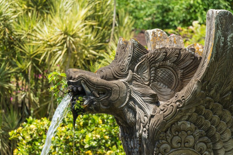 Indonesia: esculturas y estanques en el palacio de agua de Tirta Gangga