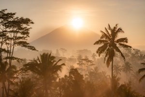 Indonesia: amanecer sobre el volcán Agung