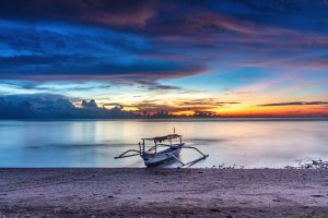 Indonesia: atardecer sobre el océano en la playa de Lovina, norte de Bali