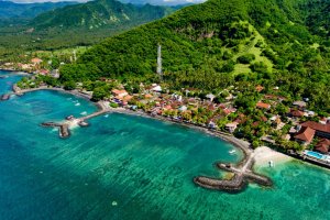 Indonesia: vista aérea de la bahía de Candidasa Beach, Bali