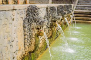 Indonesia: fuentes termales de Banjar con estatuas de piedra y aguas sagradas