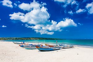 Indonesia: barcos pesqueros tradicionales de Bali en la playa de Jimbaran