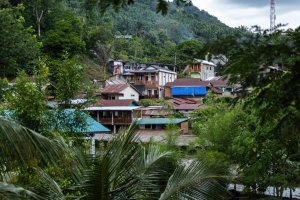 Indonesia: vista aérea del pueblo de Bukit Lawang en Sumatra del Norte