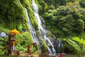 Indonesia: vista panorámica de la cascada Banyumala en Bali