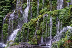 Indonesia: vista panorámica de la cascada Banyumala, Munduk, Bali