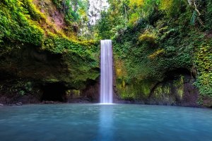 Indonesia: la cascada Tibumana en la isla de Bali rodeada de selva tropical