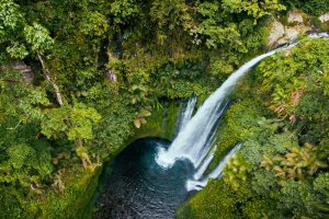 Indonesia: vista aérea de la cascada Tiu Kelep cerca del monte Rinjani en Lombok