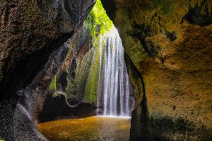 Indonesia: la cascada Tukad Cepung entre formaciones rocosas en Bali