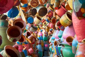 Indonesia: tienda de cerámica artesanal en las calles de Ubud, Bali