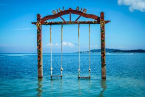 Indonesia: columpio sobre el mar en la isla de Gili Air