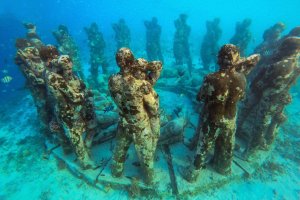 Indonesia: escenario de snorkel junto a las estatuas sumergidas de Gili Meno