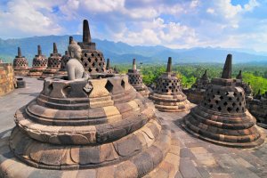 Indonesia: estupas y estatua de Buda en el templo de Borobudur