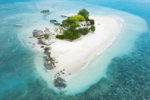 Indonesia: vista aérea de Gili Kedis y su playa de arena blanca