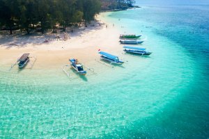 Indonesia: barcos de madera anclados en la playa de Gili Rengit