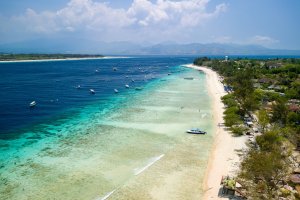 Indonesia: vista aérea del arrecife de coral y las embarcaciones de snorkel en Gili Trawangan