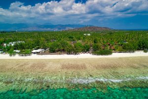 Indonesia: vista aérea de la costa de Gili Trawangan entre arrecifes de coral y aguas cristalinas