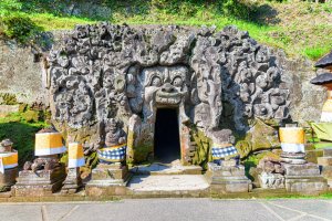 Indonesia: la entrada de la Cueva del Elefante en el templo Goa Gajah de Bali