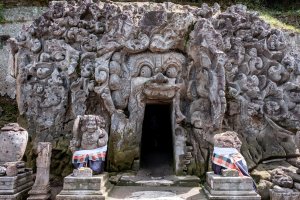 Indonesia: entrada esculpida de Goa Gajah, la Cueva del Elefante de Bali