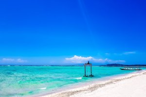 Indonesia: columpio sobre el mar en las islas Gili de aguas cristalinas