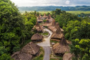 Indonesia: vista aérea de las casas tradicionales de Kampung Adat Praijing en Sumba
