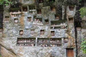 Indonesia: figuras funerarias tau-tau en los acantilados de Londa, Tana Toraja