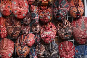 Indonesia: artesanía tradicional balinesa en el Mercado de Ubud, Bali