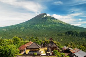 Indonesia: vistas del monte Agung desde el templo Lempuyang en Bali