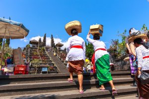 Indonesia: mujer balinesa llevando ofrendas ceremoniales en Besakih, Bali