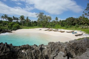 Indonesia: la tranquila costa de Mandorak Beach en el suroeste de Sumba