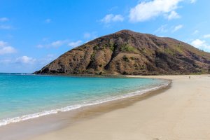 Indonesia: la playa de Mawun y las colinas de Bukit Mawun cerca de Kuta, Lombok