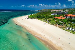 Indonesia: vista aérea de la playa de Nusa Dua en Bali