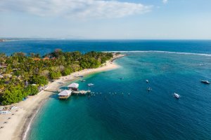 Indonesia: vista aérea de la playa de Senggigi, uno de los destinos costeros más populares de Lombok