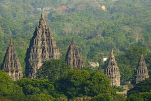 Indonesia: vista aérea del templo de Prambanan al amanecer