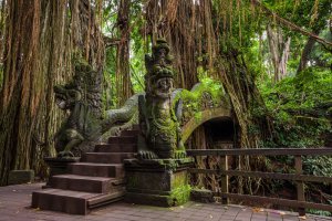 Indonesia: acceso al Monkey Forest de Ubud a través del puente del Dragón