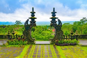 Indonesia: puertas tradicionales del templo madre Pura Besakih en Bali junto al monte Agung