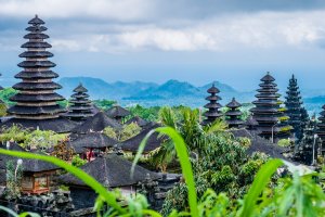 Indonesia: los tejados escalonados del templo Pura Besakih en la isla de Bali