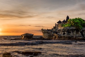 Indonesia: Pura Tanah Lot al atardecer frente al océano en Bali
