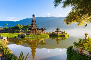 Indonesia: Pura Ulun Danu Bratan al amanecer junto al lago en Bedugul, Bali