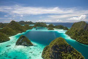 Indonesia: laguna tropical y islas de piedra caliza en Wayag, Raja Ampat