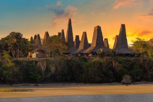 Indonesia: el poblado tradicional de Ratenggaro al atardecer en el oeste de Sumba