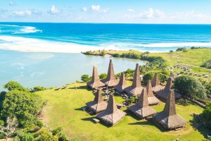 Indonesia: vista aérea de las casas tradicionales de Ratenggaro en Sumba Oriental