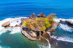 Indonesia: el templo Tanah Lot sobre el océano en la costa de Bali