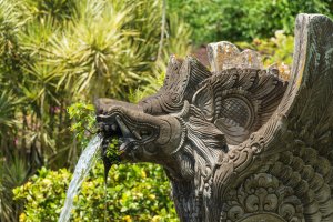 Indonesia: esculturas y estanques en el palacio de agua de Tirta Gangga