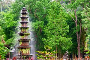 Indonesia: fuentes en cascada y estanques del palacio acuático Tirta Gangga en Bali