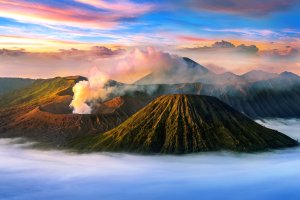 Indonesia: amanecer en el volcán Bromo, isla de Java