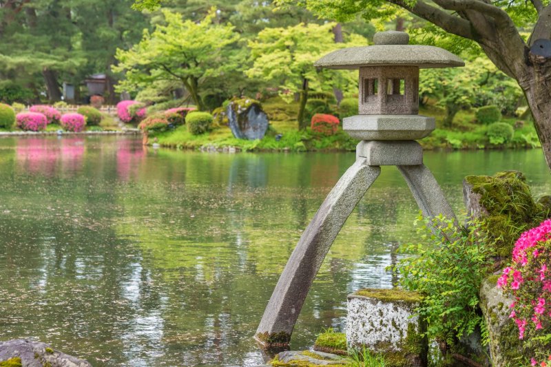 Japón: linterna de piedra Kotoji en el jardín Kenroku-en
