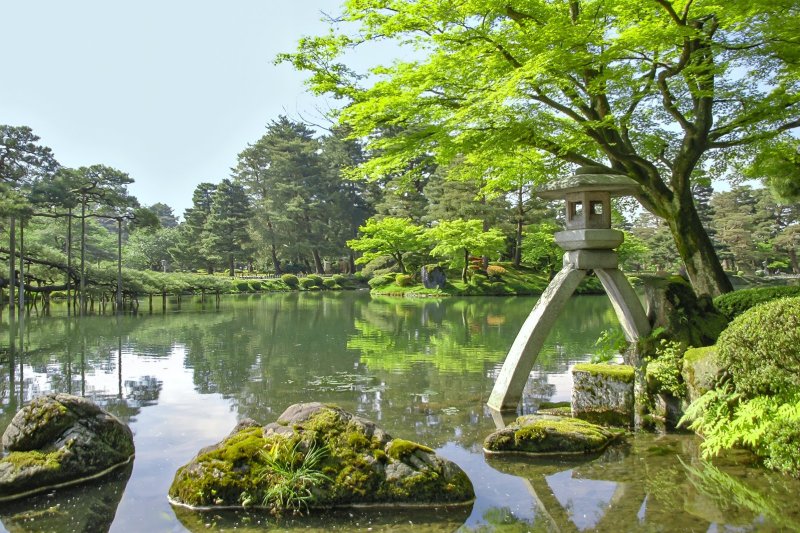 Japón: linterna Kotoji en el jardín Kenroku-en en Kanazawa