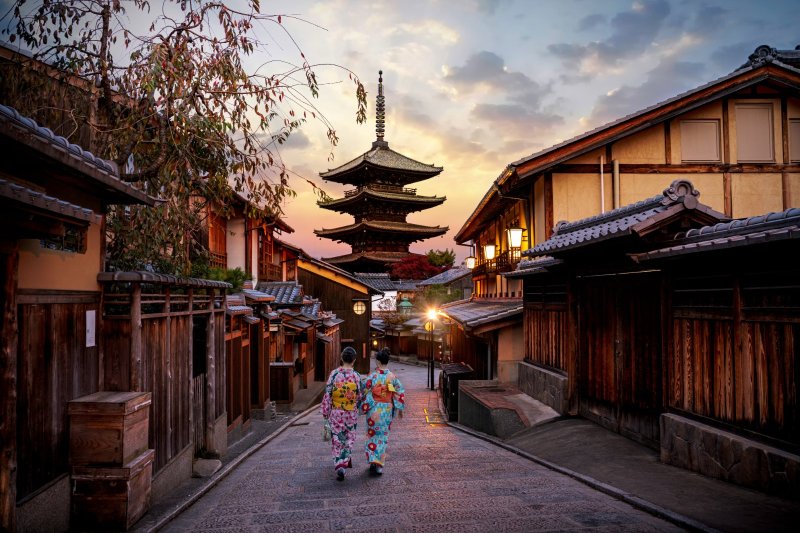 Japón: mujeres con kimono tradicional junto a la pagoda Yasaka en Kioto
